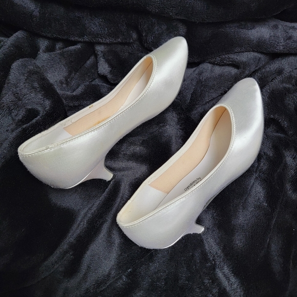 DYEABLES by EMERALD CITY ♡ Gorgeous Vintage CHERISH WHITE SATIN Heels 5 - Picture 10 of 16